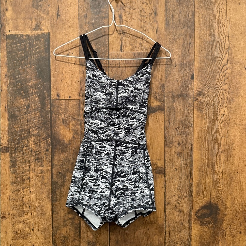 Lululemon Purr-suit Onesie (Short)
Nami Wave White Black size 4 EUC - Picture 2 of 7
